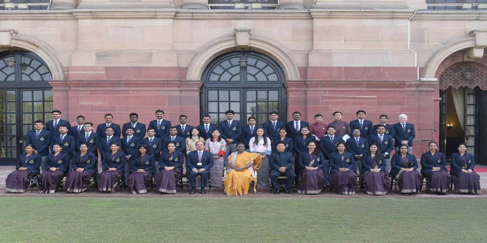 Officer trainees of Indian Revenue Service (Customs and Indirect Taxes) call on the President Officer trainees of Indian Revenue Service (Customs and Indirect Taxes) call on the President
